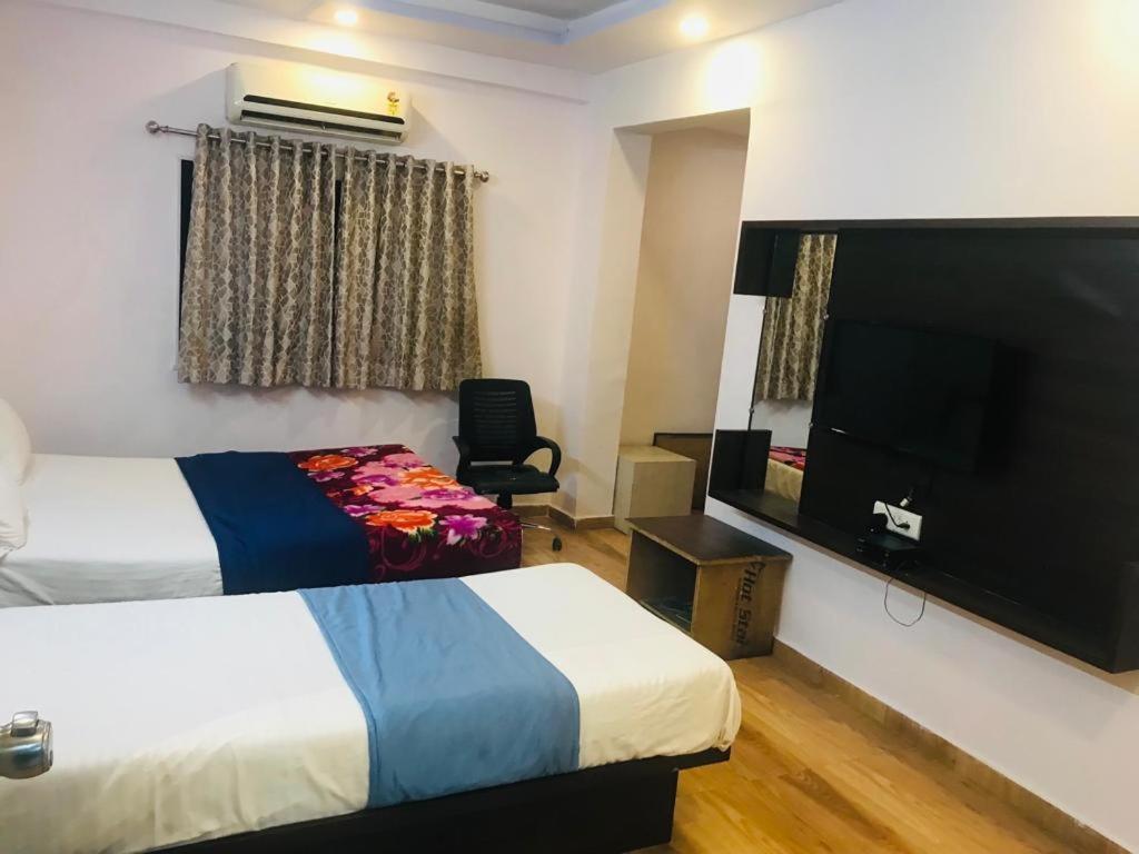 Hotel Royal Night Ahmedabad Exterior foto